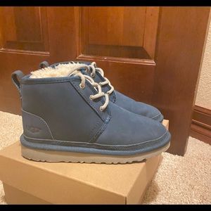 DARK BLUE SIZE 3.5Y UGG NEUMEL TAN BOOT